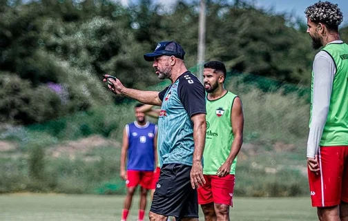 Técnico André Gaspar passando orientações para os jogadores do River