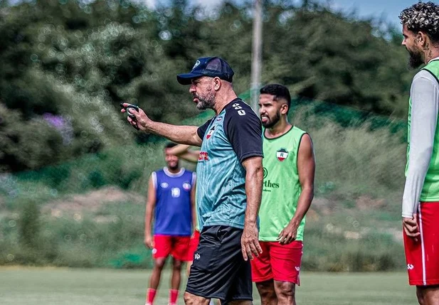 Técnico André Gaspar passando orientações para os jogadores do River