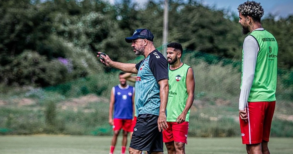 Técnico André Gaspar passando orientações para os jogadores do River