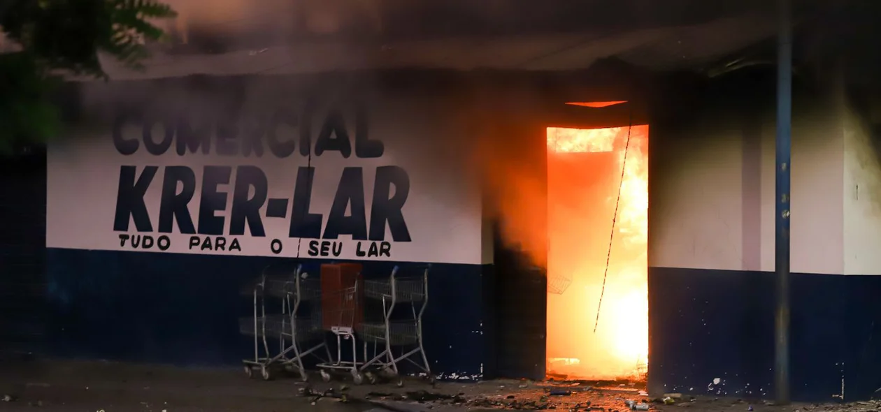 Toda a mercadoria foi consumida pelo fogo