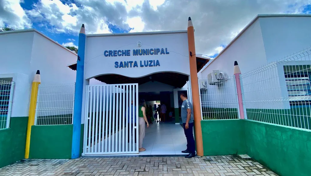 Uma das escolas onde os alunos receberam os kits