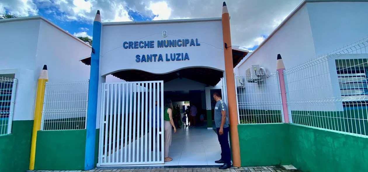 Uma das escolas onde os alunos receberam os kits