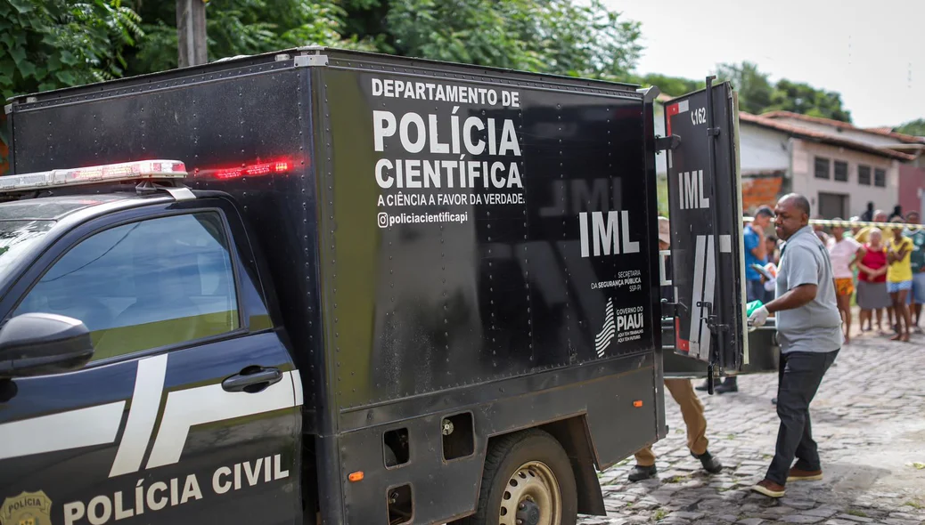 Veículo do IML no local do latrocínio