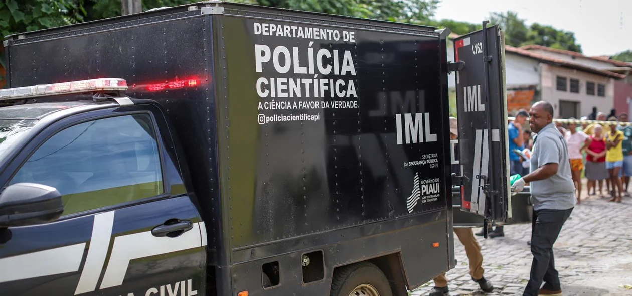 Veículo do IML no local do latrocínio
