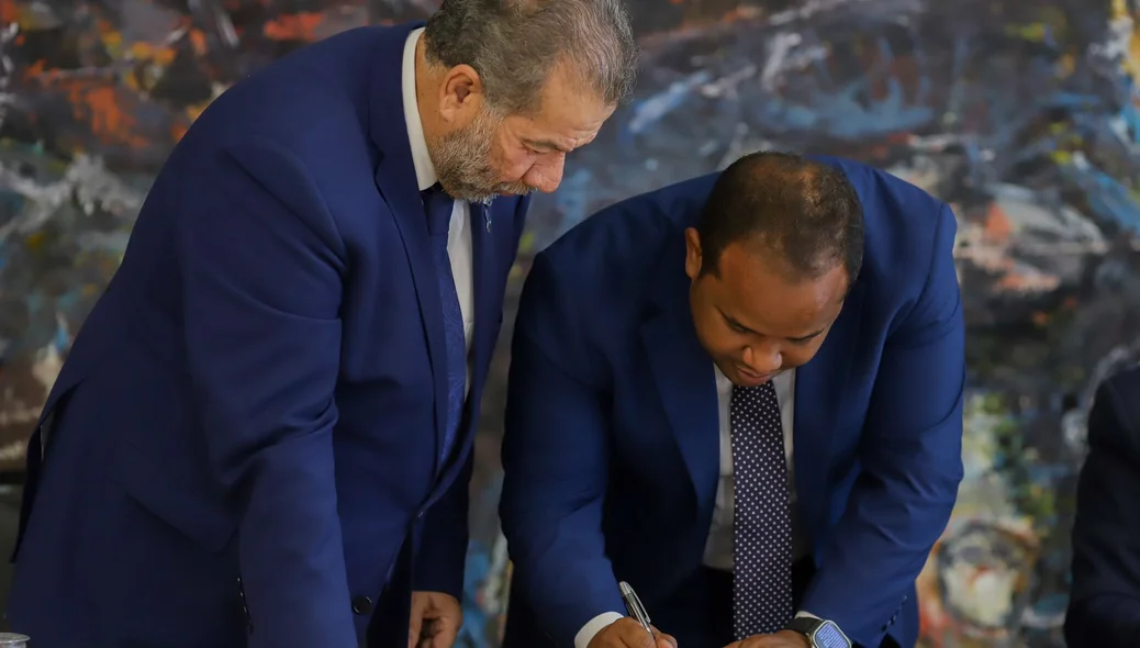 Vereador Enzo Samuel, presidente da Câmara Municipal de Teresina, assinando o acordo