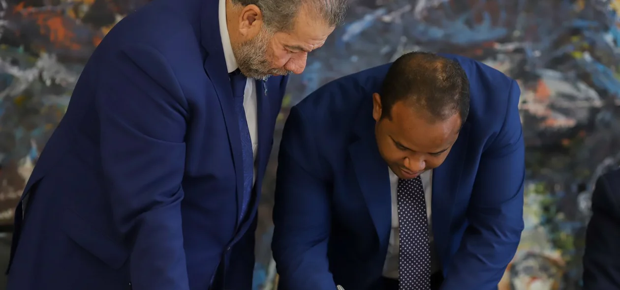 Vereador Enzo Samuel, presidente da Câmara Municipal de Teresina, assinando o acordo