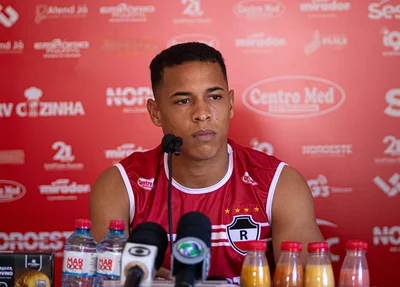 Vitão, atacante do River