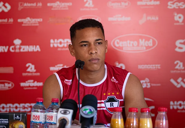 Vitão, atacante do River