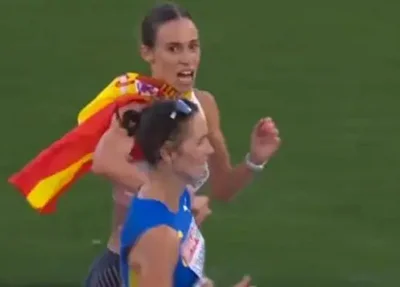 A feição da atleta mudou logo após perceber que a concorrente lhe ultrapassou