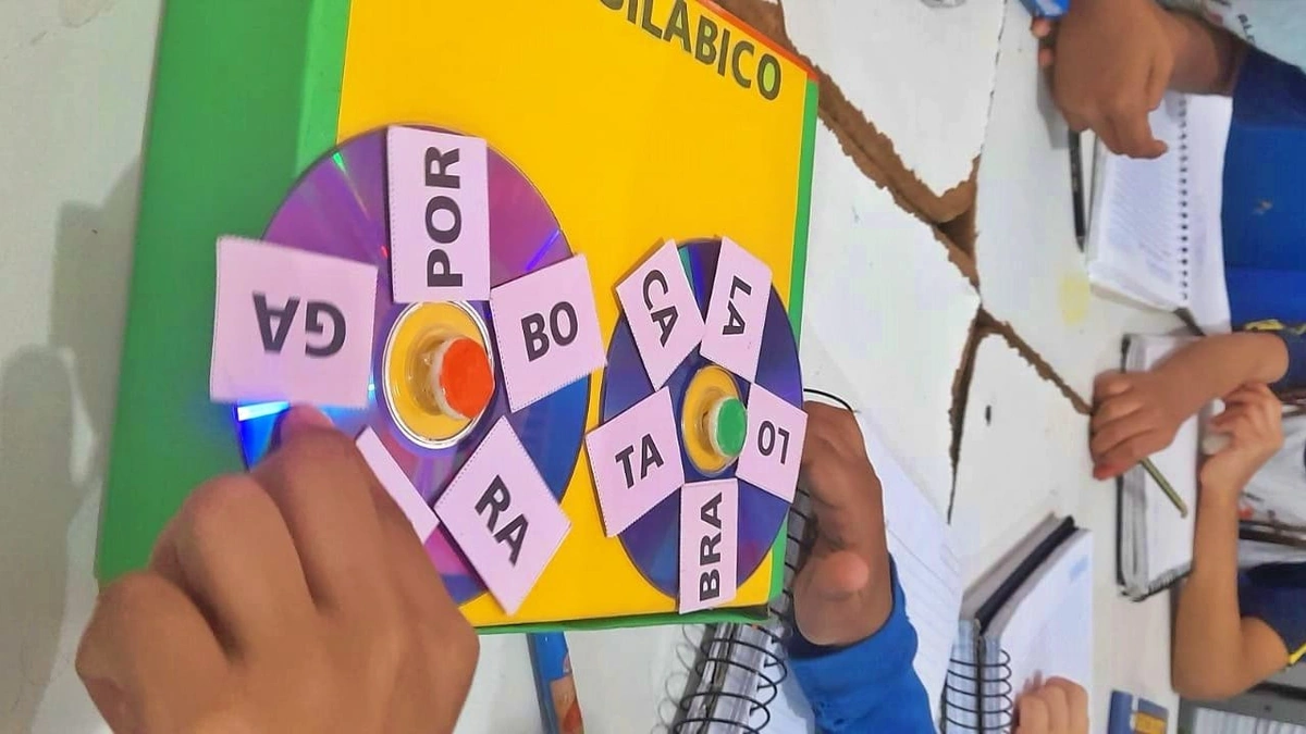 A ferramenta é conhecida como disco silábico e é um recurso didático