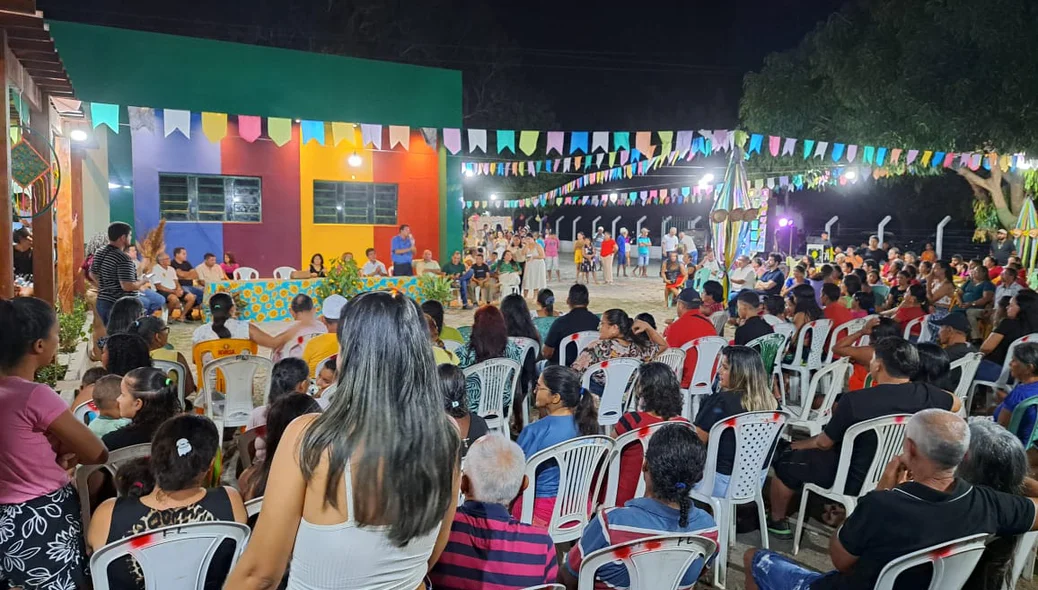 A população compareceu ao local