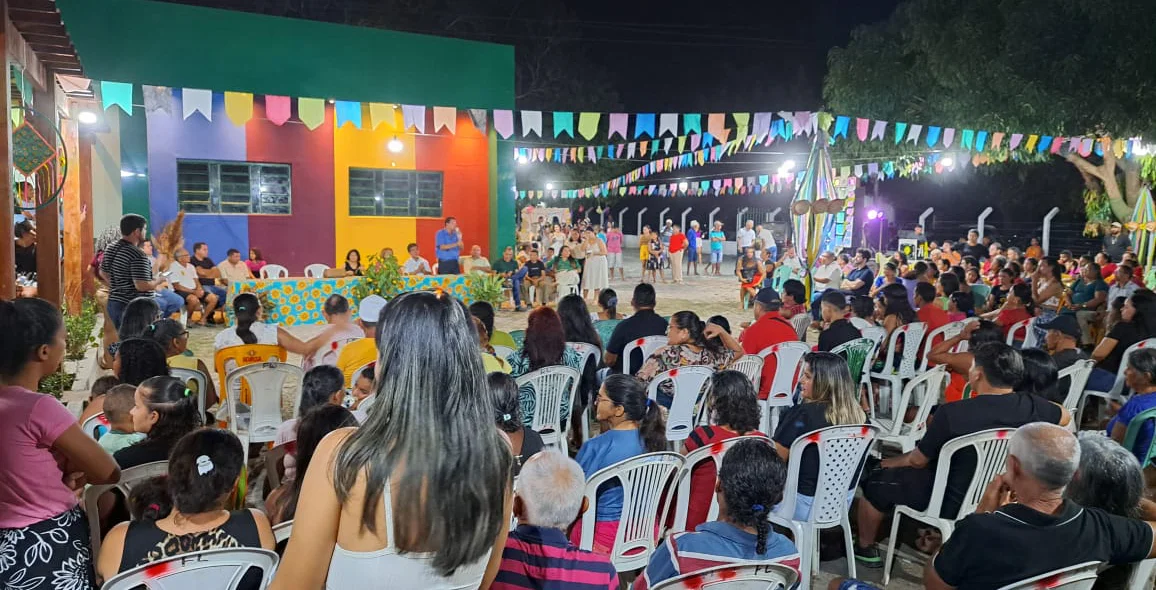 A população compareceu ao local