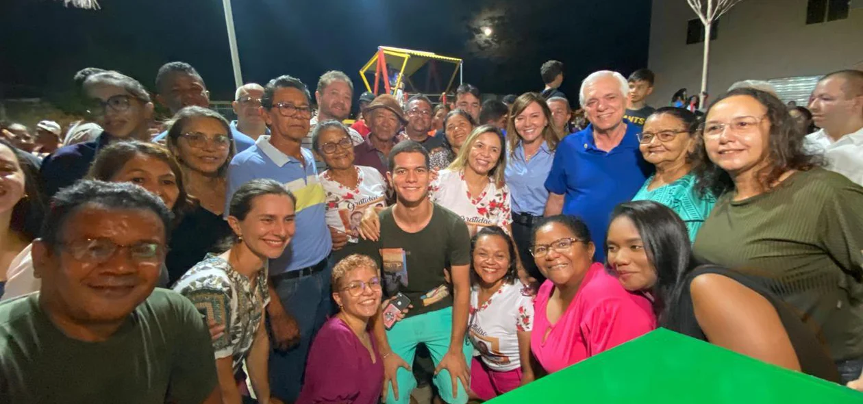 A população compareceu ao local