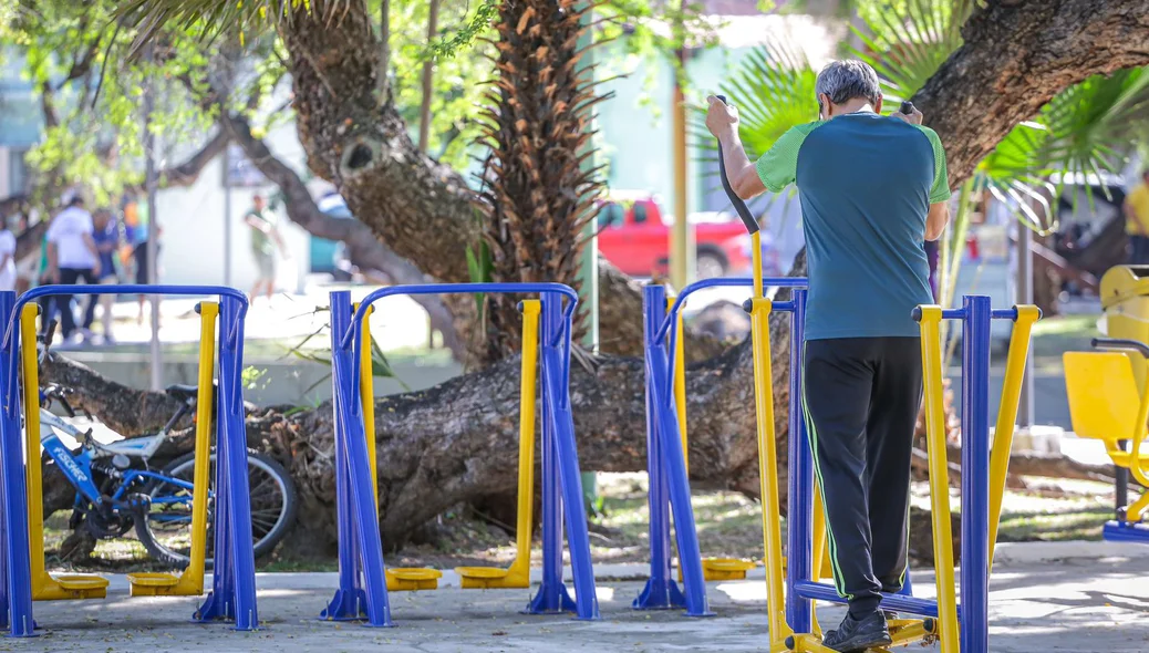 A praça também tem uma academia popular
