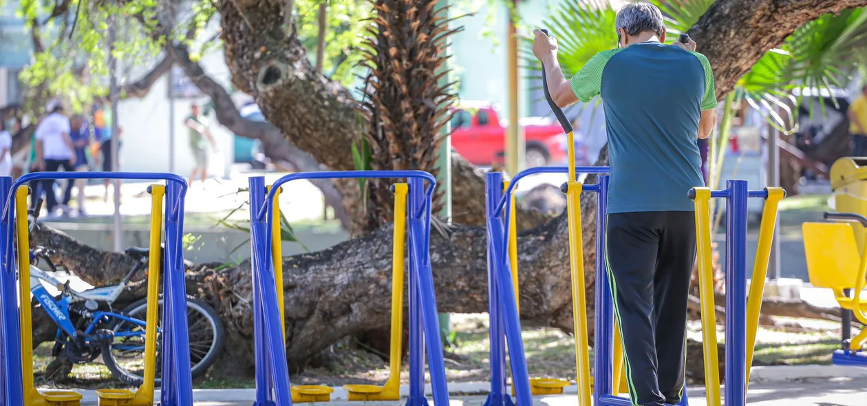 A praça também tem uma academia popular
