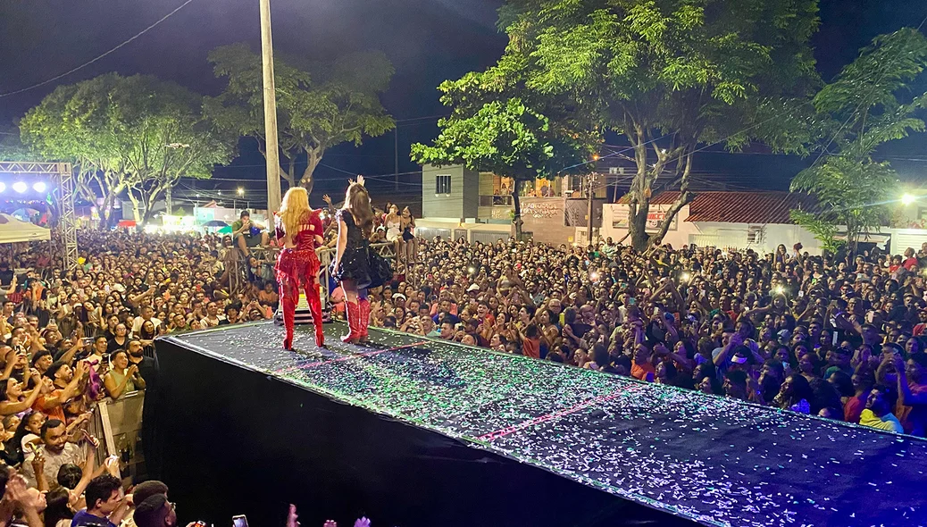 A programação musical teve início às 23h com a cantora Joelma