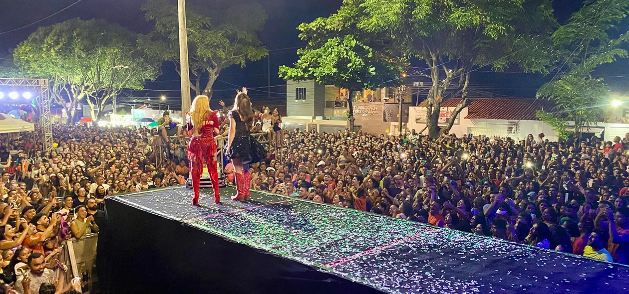 A programação musical teve início às 23h com a cantora Joelma