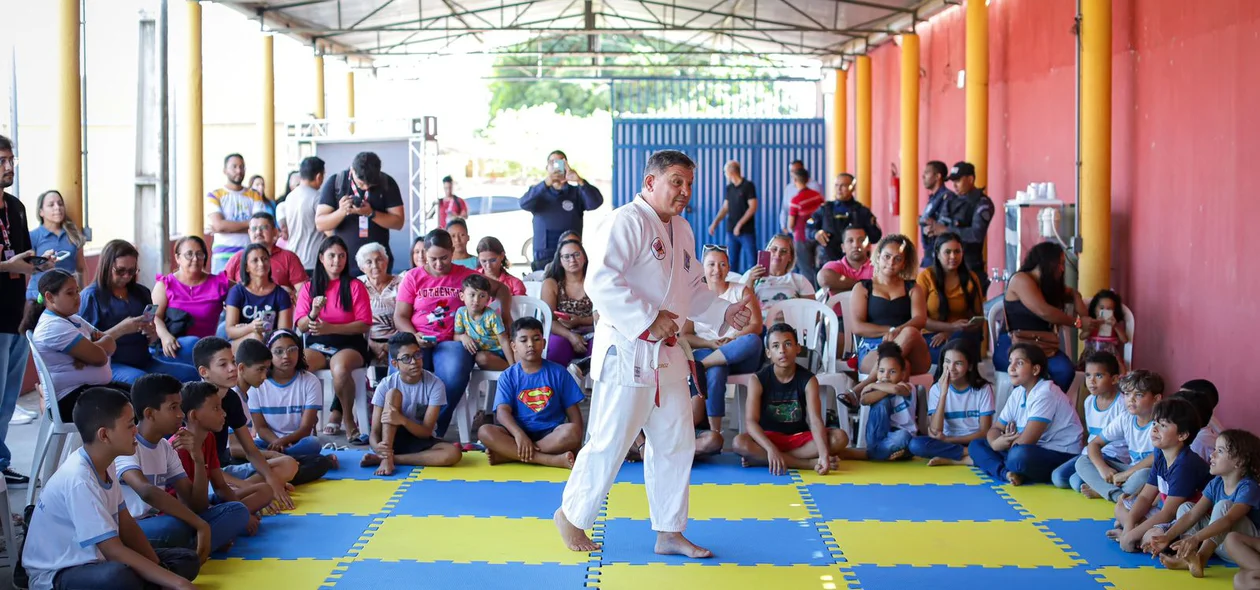 Alunos atentos às instruções do professor Queiroz