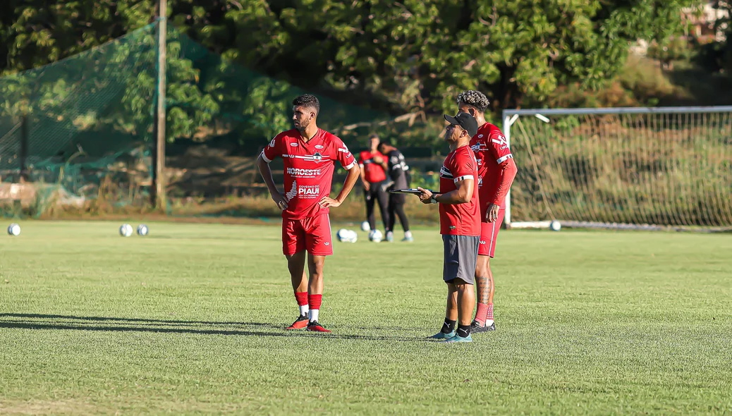 Anderson Kamar conversando com jogadores
