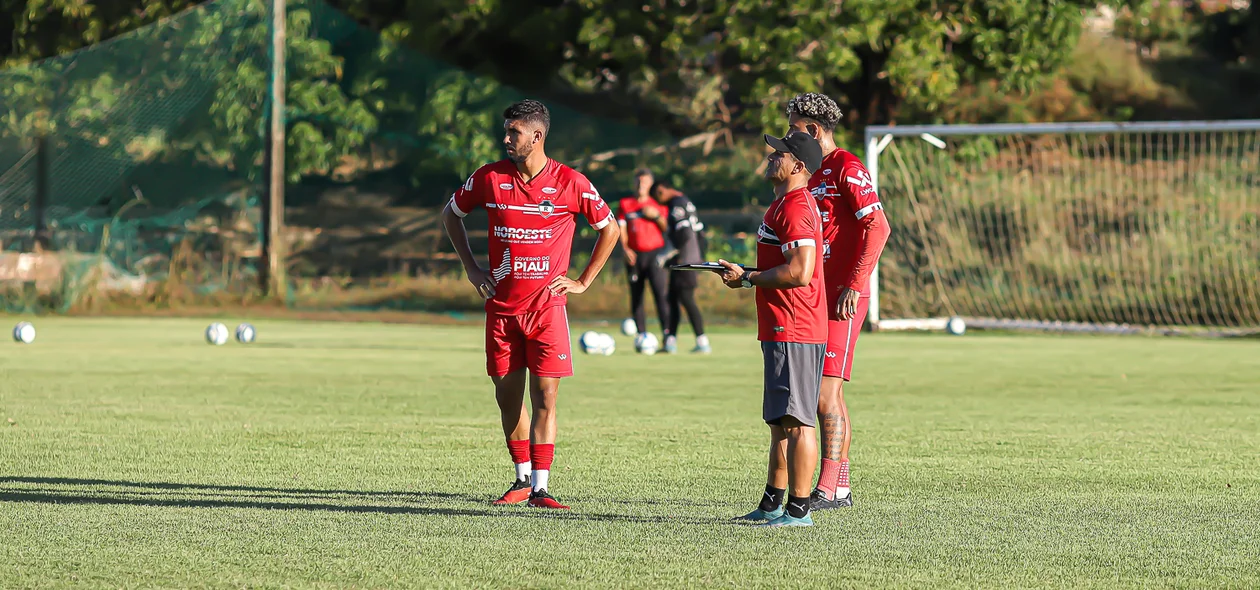 Anderson Kamar conversando com jogadores