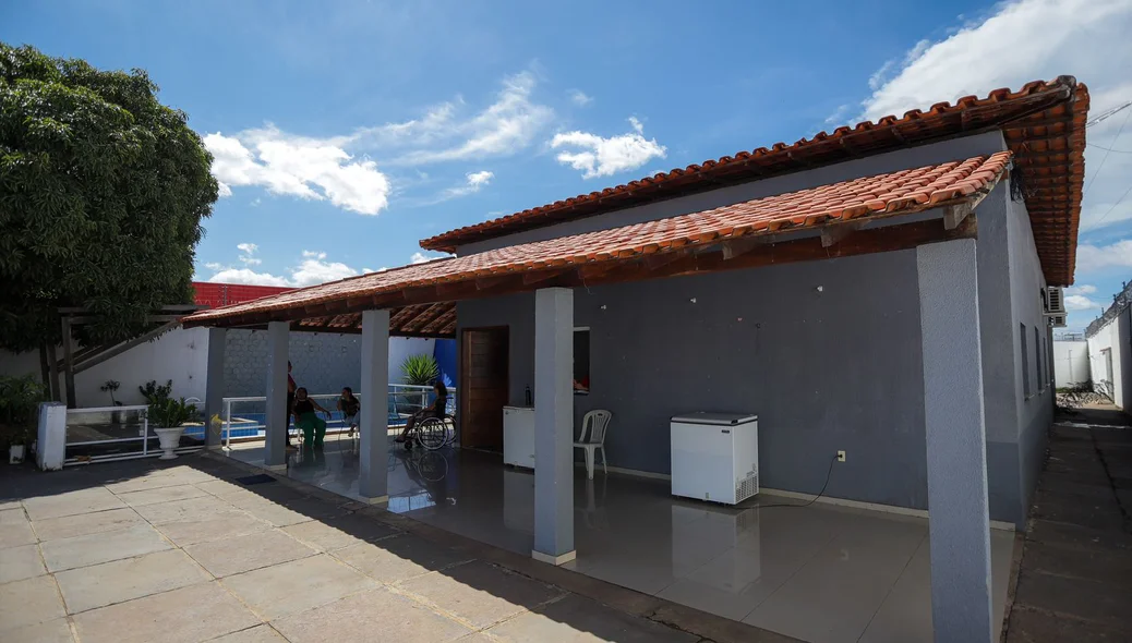 Área externa do imóvel que recebe a Casa do Idoso desde 2022