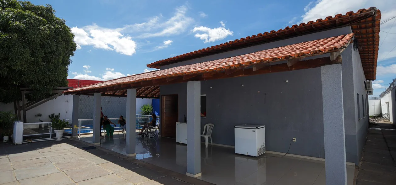 Área externa do imóvel que recebe a Casa do Idoso desde 2022