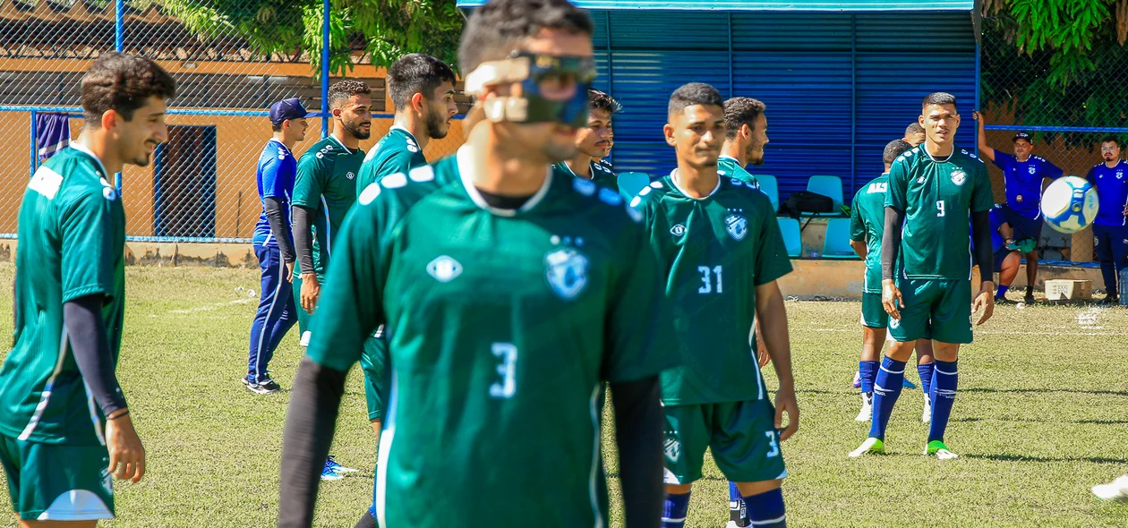 Arlan treina com o restante do elenco, mas ainda não está disponível