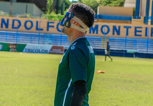 Arlan, zagueiro e capitão do Altos, retorna aos treinos