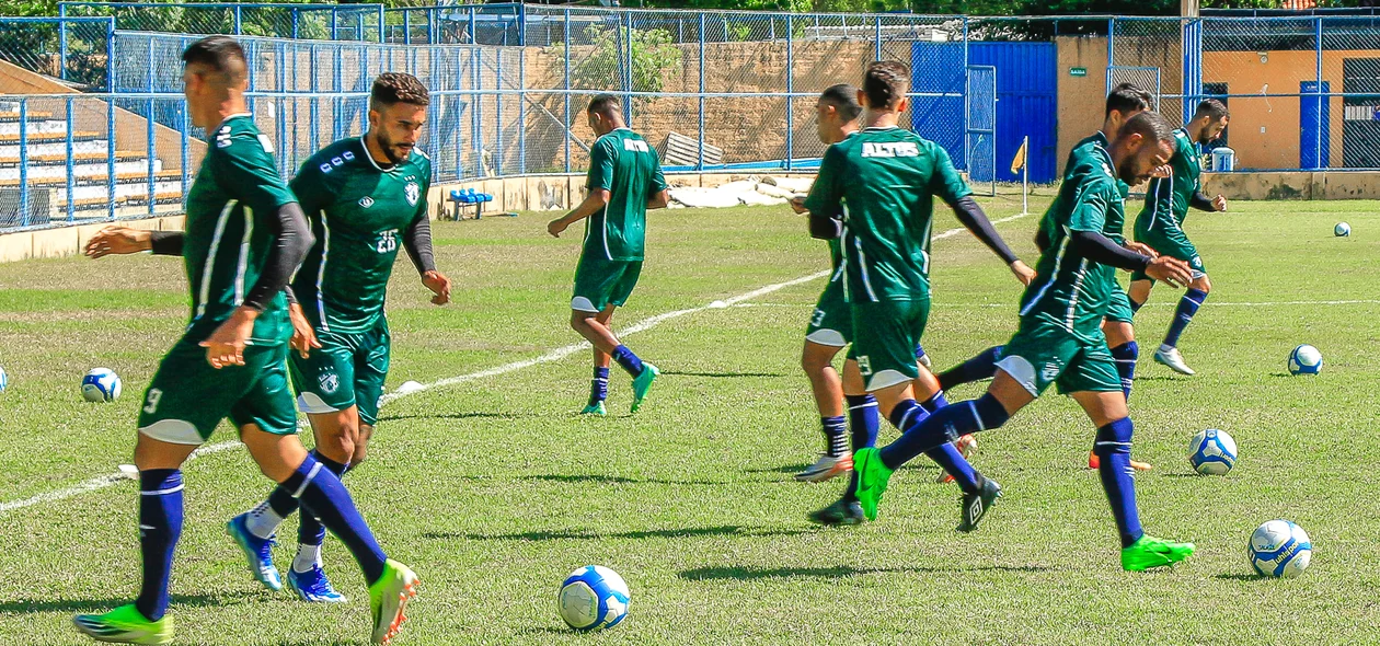 Atividade dos atletas do Altos antes do duelo contra o Águia de Marabá
