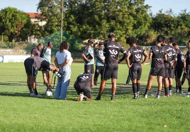 Atletas e comissão técnica do River-PI