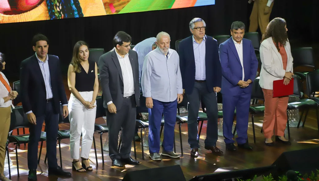 Autoridades durante reprodução do hino nacional