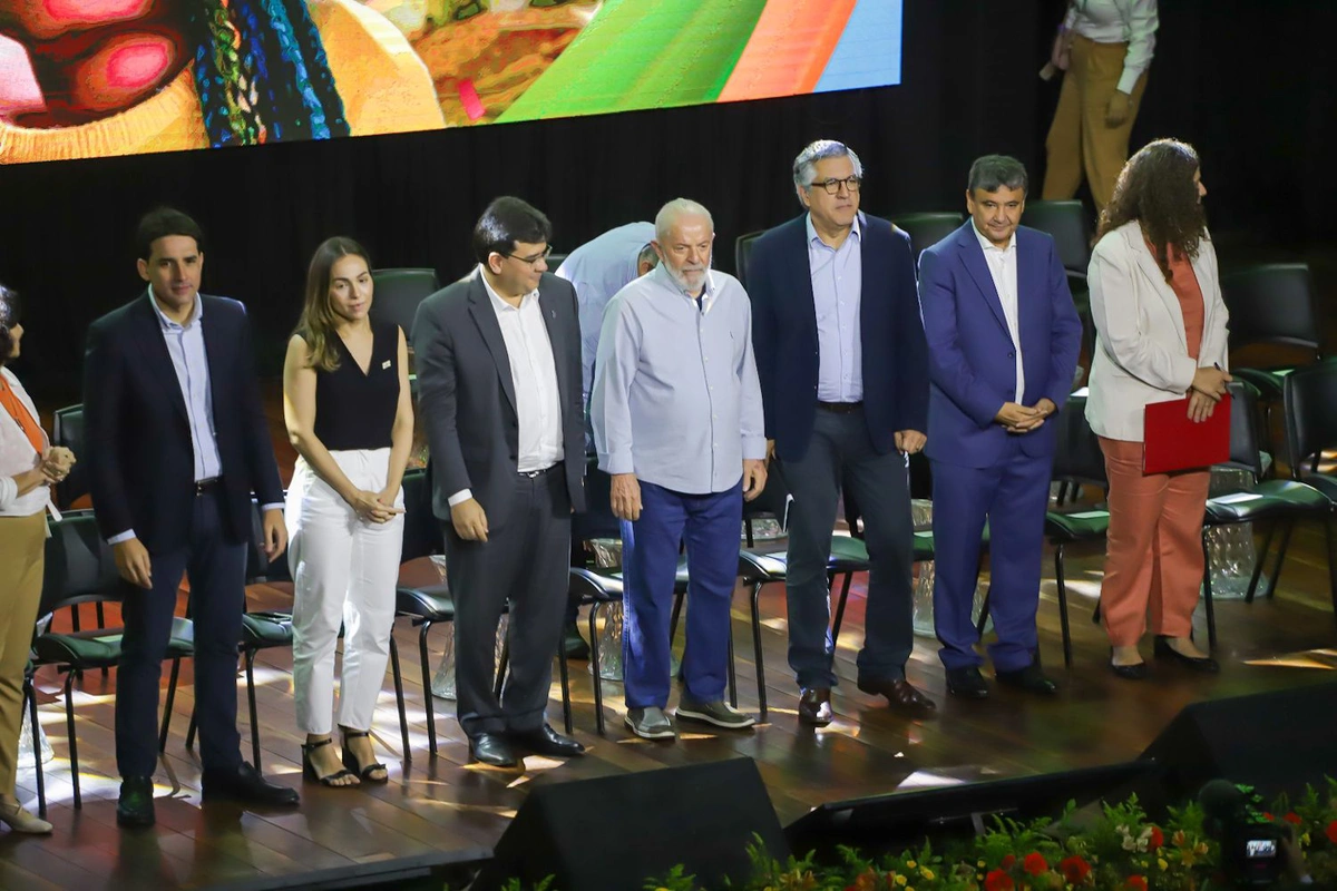 Autoridades durante reprodução do hino nacional
