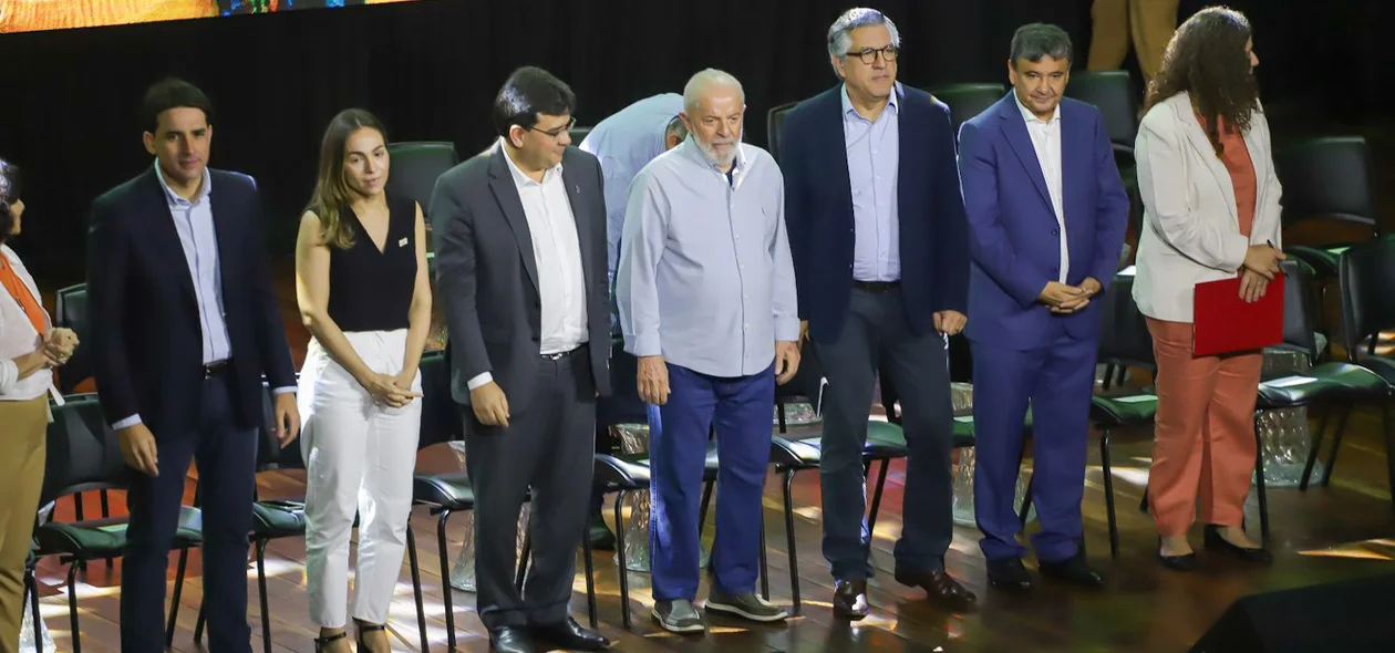 Autoridades durante reprodução do hino nacional