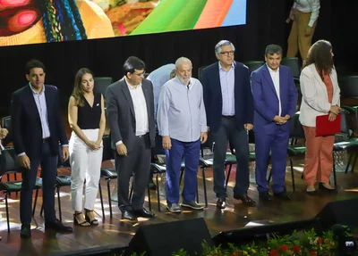 Autoridades durante reprodução do hino nacional