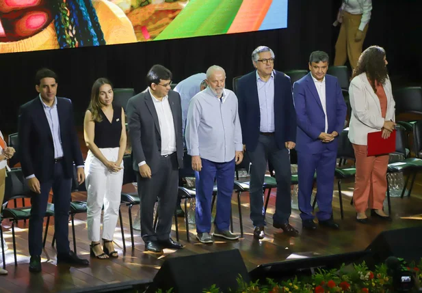 Autoridades durante reprodução do hino nacional