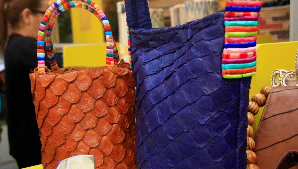Bolsas diferenciadas com a pele do pirarucu