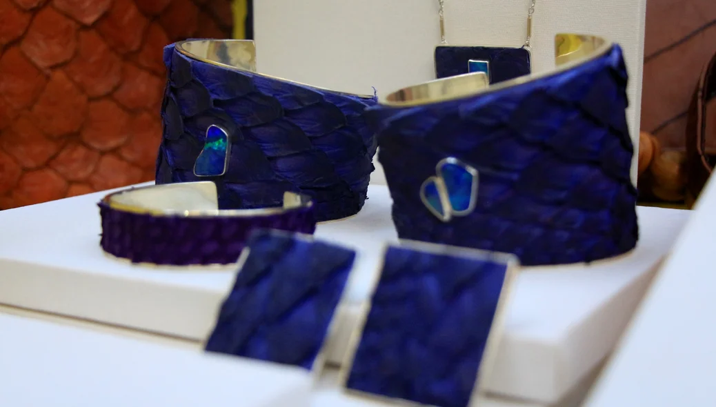Bolsas e joias feitas com pele do pirarucu