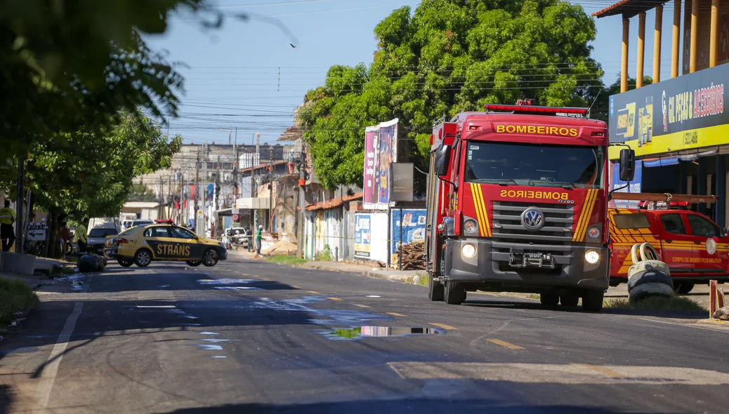 Bombeiros foram acionados para tirar o óleo da pista
