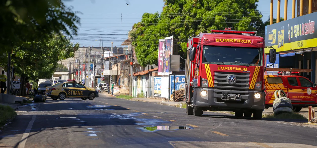 Bombeiros foram acionados para tirar o óleo da pista