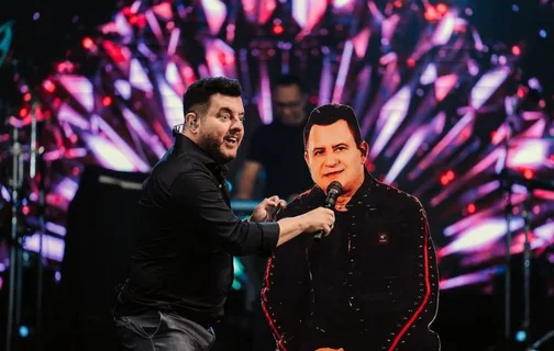 Bruno com Marrone de papelão