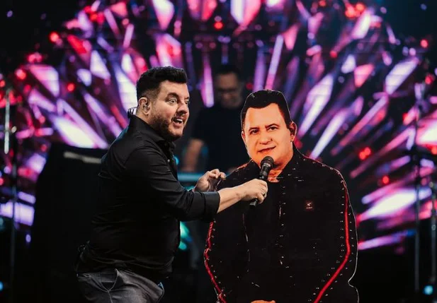 Bruno com Marrone de papelão