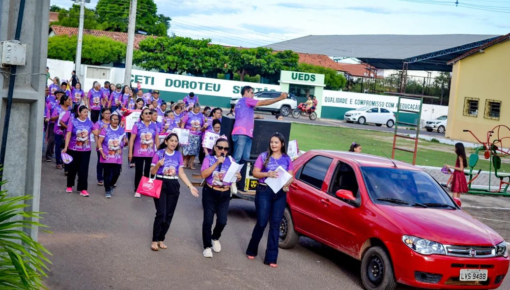 Caminhada em alusão ao Junho Violeta