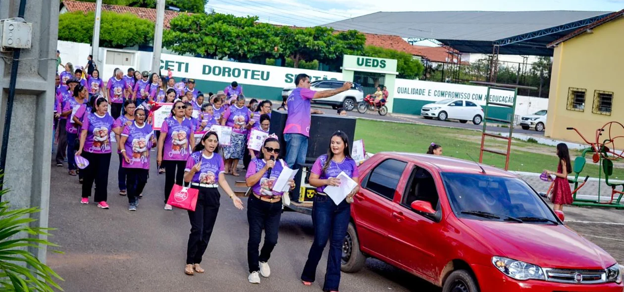 Caminhada em alusão ao Junho Violeta