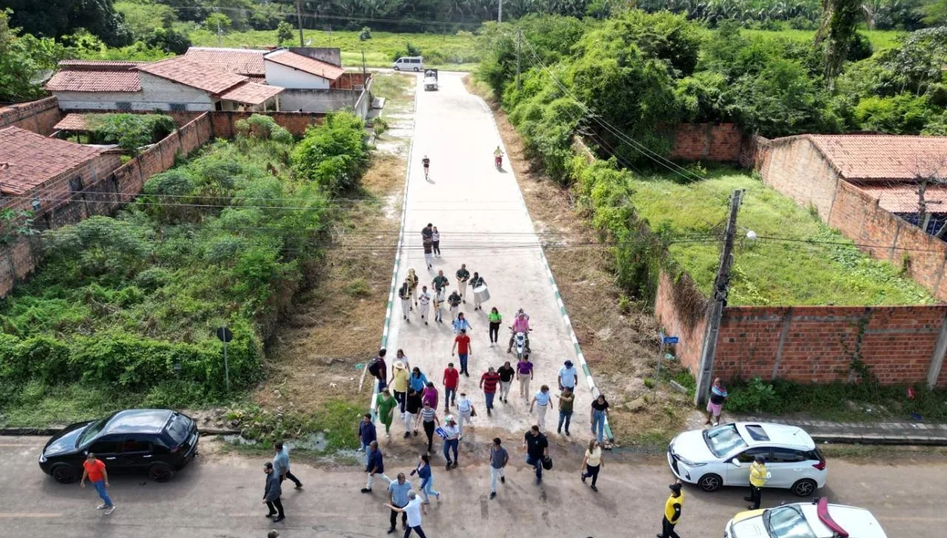 Caminhada pela rua totalmente calçada