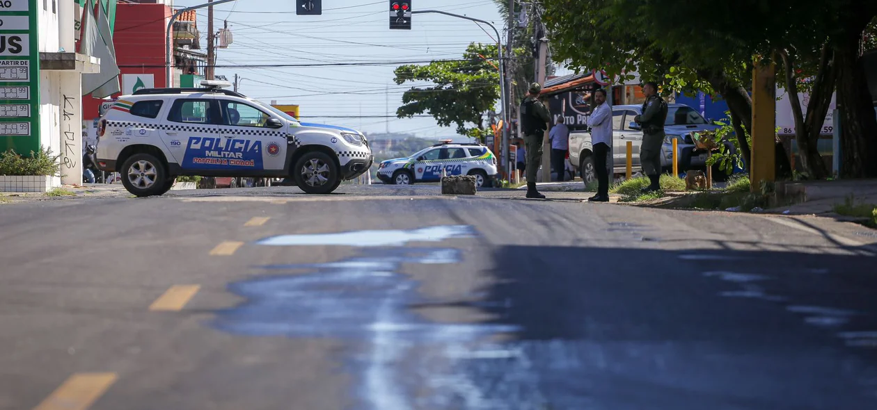 Caminhão derramou óleo na avenida