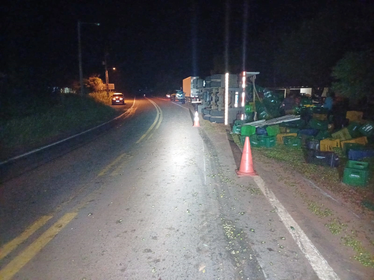 Caminhão tombou na BR 402 em Parnaíba