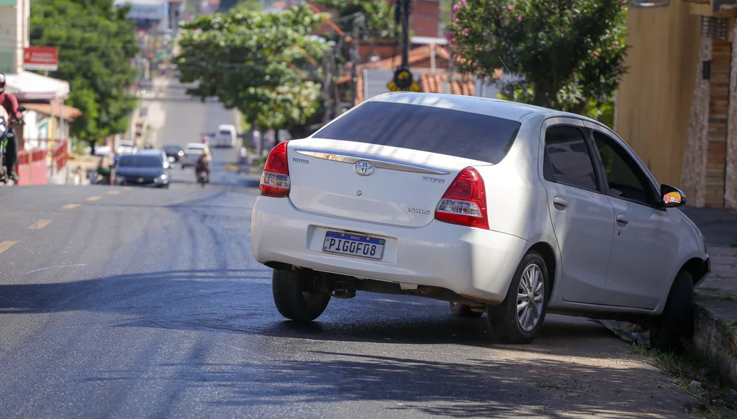 Carro subiu na calçada