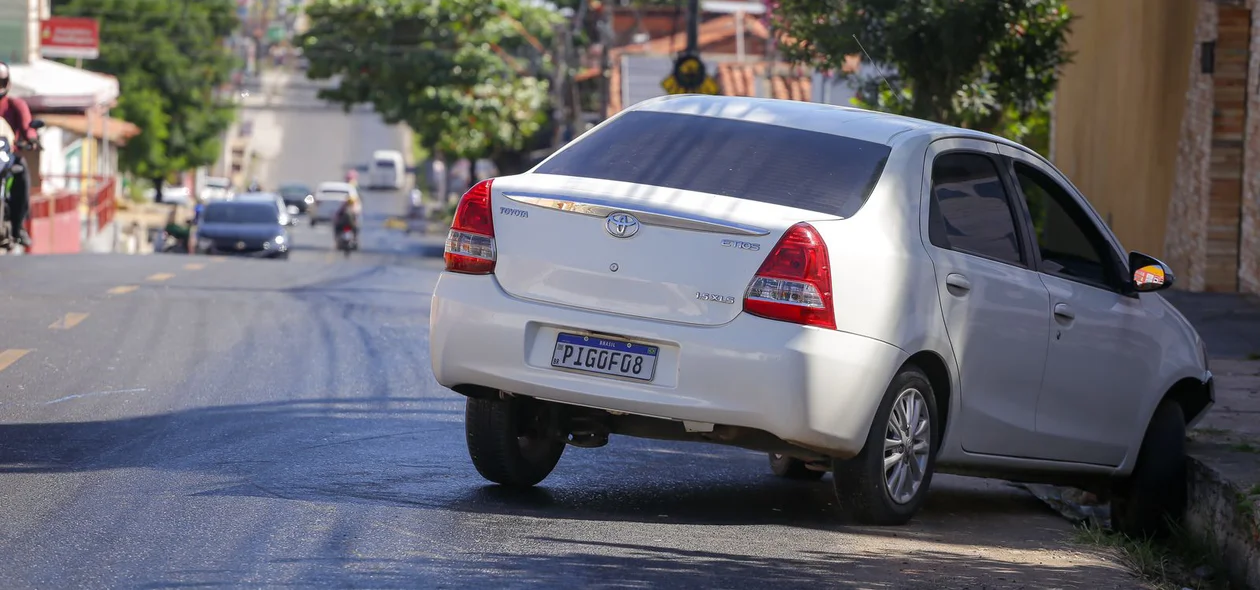 Carro subiu na calçada