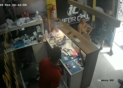 Celular pega fogo em loja no Ceará
