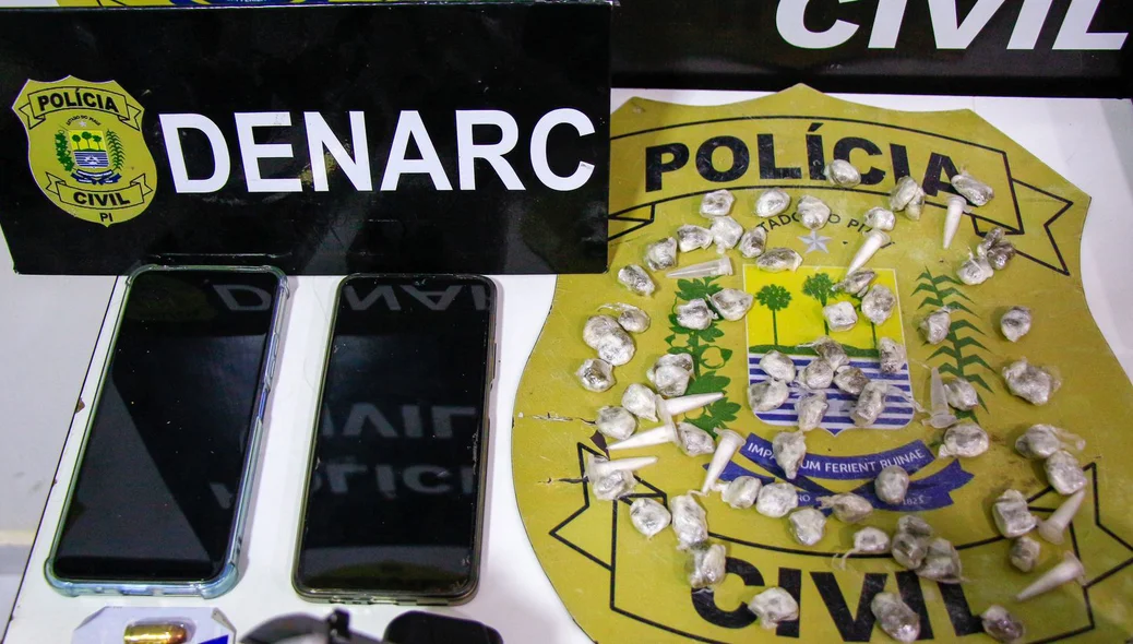 Celulares e drogas apreendidas na operação